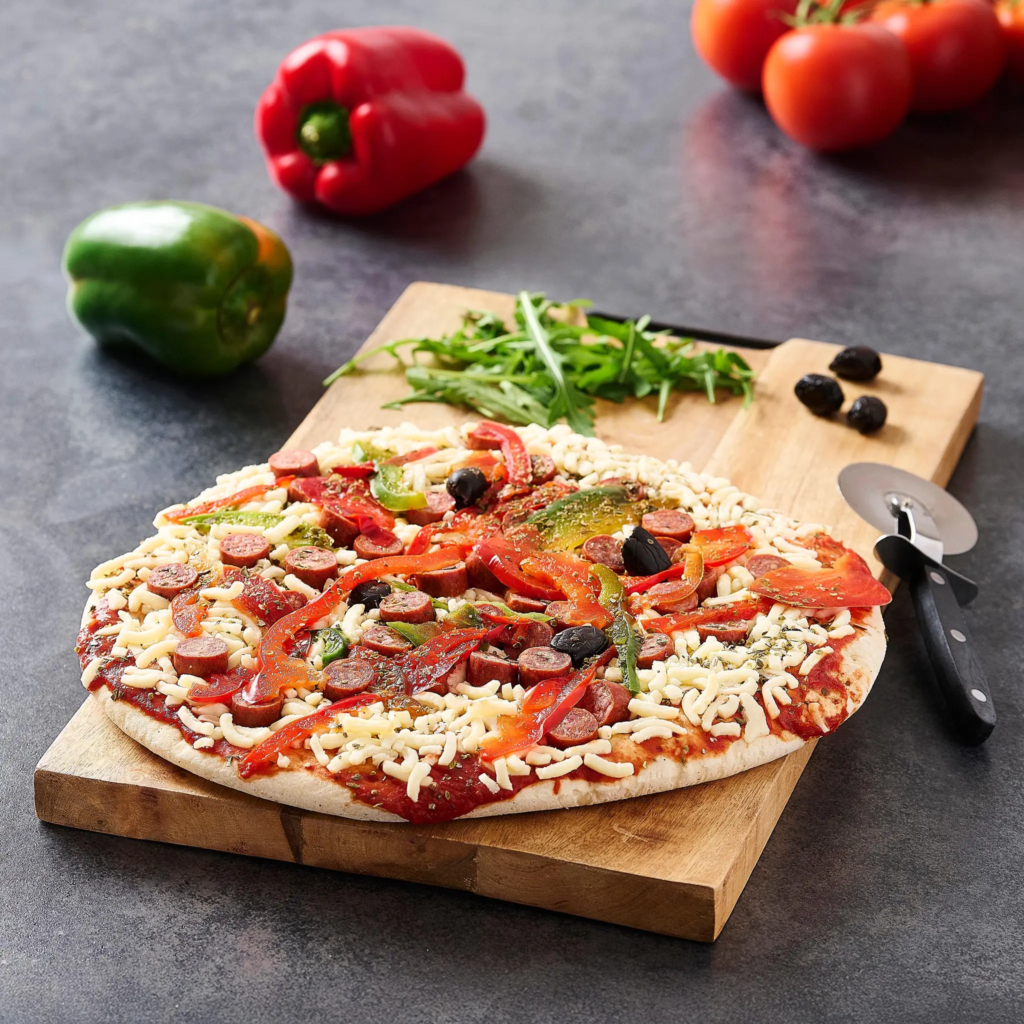 AUCHAN LE TRAITEUR Pizza crue oranaise aux merguez et poivrons