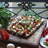 Petite planche de brochettes tomate/mozza (30 pièces) / à commander 48h à l'avance
