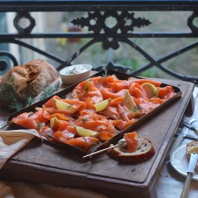 Grande planche de saumon fumé, crème fraîche, citron / à commander 48h à l'avance