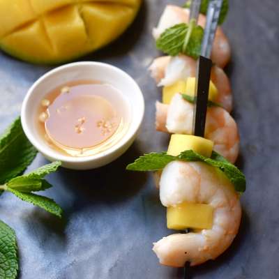 Petite planche de crevette, mangue, menthe fraiche, sauce thaï (30 pièces) / à commander 48h à l'avance