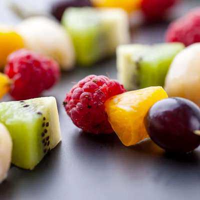 Petite planche de mini brochettes de fruits selon arrivage (30 pièces) / à commander 48h à l'avance
