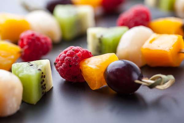 Grande planche de mini brochettes de fruits selon arrivage (60 pièces) / à commander 48h à l'avance