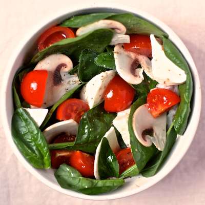 Saladier de pousses d'épinard, mozza de bufflonne, champignons / à commander 48h à l'avance