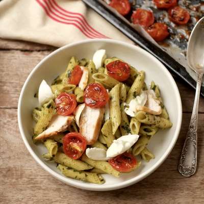 Saladier de penne au poulet, tomates confites, pesto maison / à commander 48h à l'avance