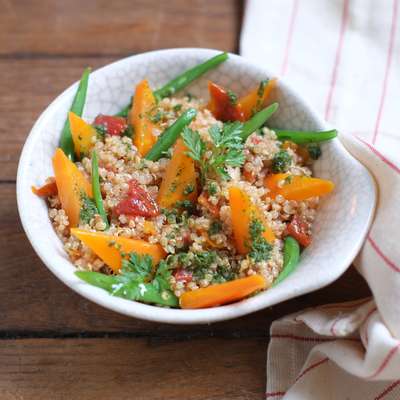 Saladier de salade marocaine de quinoa, légumes et chermula / à commander 48h à l'avance