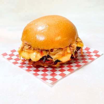 Cheeseburger BBQ, bacon, oignons confits et frits de La belle vie (200 g)
