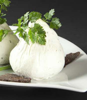 Besace de chèvre truffée "Tuber Melanoscop." 2% chevrefeuille (environ 100 - 150 g)