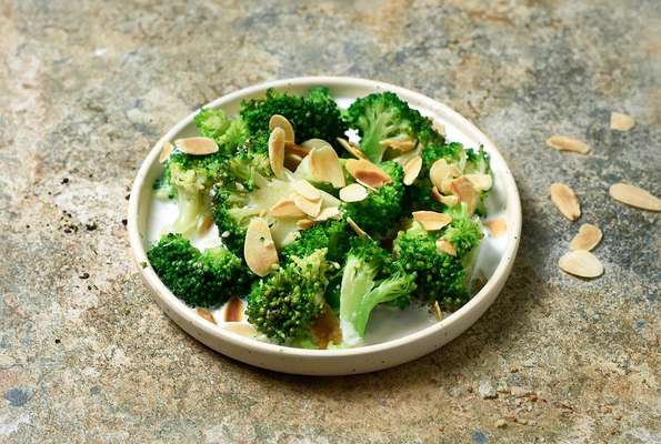 Salade de brocoli, amande & sauce au yaourt au citron vert, Frichti (135 g)