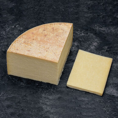 Cantal AOP Fermier, affiné 8 mois minimum, Les Terres d'Auvergne