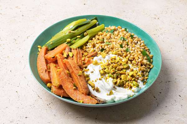 Bowl vegan carottes rôties au curcuma frais & labneh maison, Frichti (335 g)