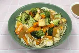 Nouilles, wok de légumes & sauce cacahuète, Frichti (390 g)