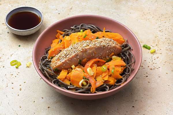 Saumon teriyaki, soba & carottes sautées, Frichti (380 g)